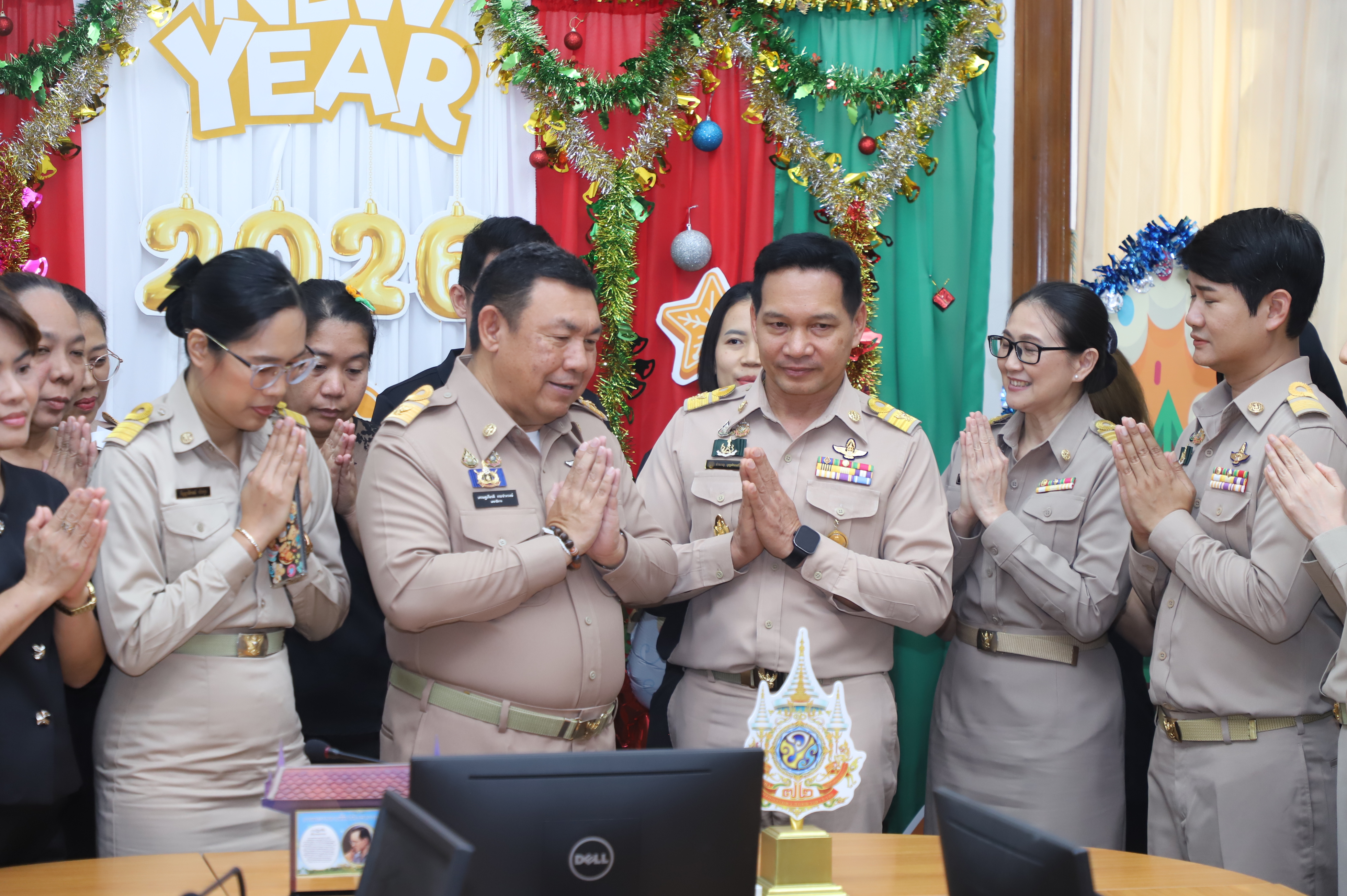 title - ส.ป.ก. ร่วมกัน สวัสดีปีใหม่ ผู้บริหารสำนักงานการปฏิรูปที่ดินเพื่อเกษตรกรรม พร้อมรับพรต้อนรับปีใหม่ 2569